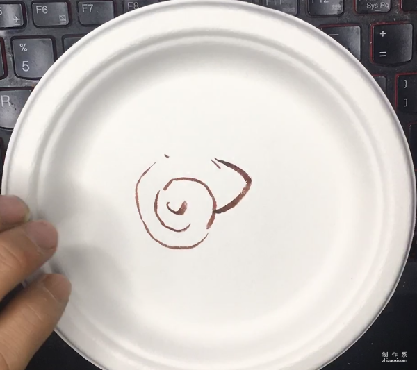 Children learn to draw, the detailed process of how to draw a snail on a simple and cute DIY paper plate for children