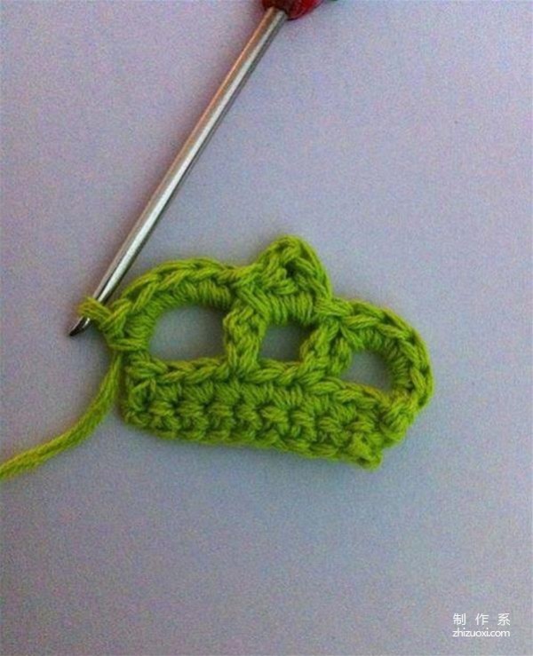 A crocheted simple and stylish small crown brooch, a very special design. 