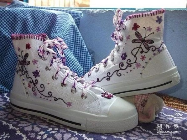 No matter how cheap or ordinary white shoes are, you can make them look beautiful with just one trick.