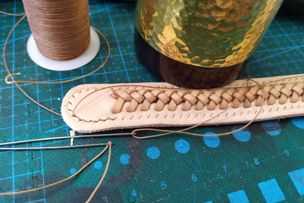 Make a woven leather bracelet to make you different