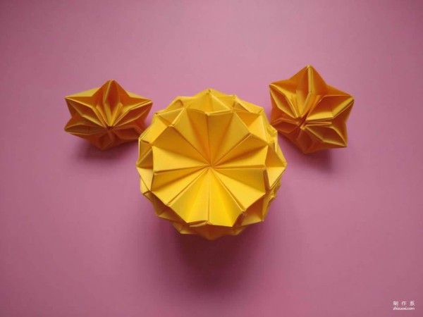 Realistic pineapple origami, so creative to use as decoration