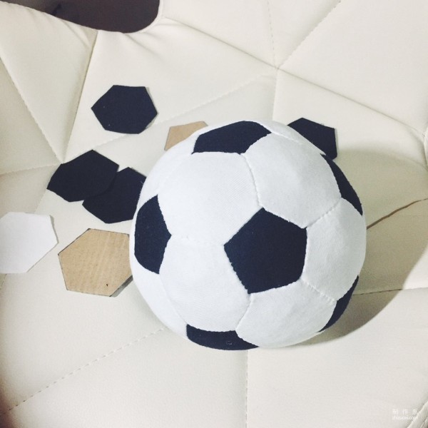 Teach you how to make simple and creative fabric footballs using black and white waste fabrics and old clothes.