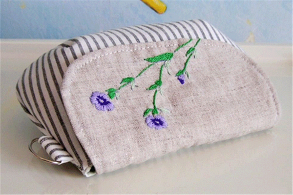 Creative and beautiful clutch bag handmade with embroidery DIY