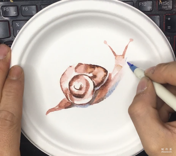 Children learn to draw, the detailed process of how to draw a snail on a simple and cute DIY paper plate for children