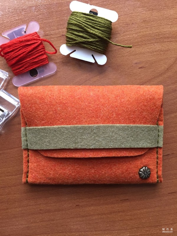 Tutorial on how to make handmade fabric bags, a lightweight and compact card holder and coin purse suitable for carrying around. Tutorial on how to make handmade patchwork non-woven fabrics.