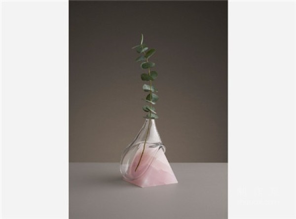 Glass vase with both strength and softness