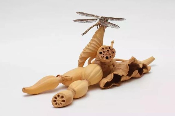 A Japanese boy carves a live wooden lobster, which is so ingenious that it looks like the real thing.