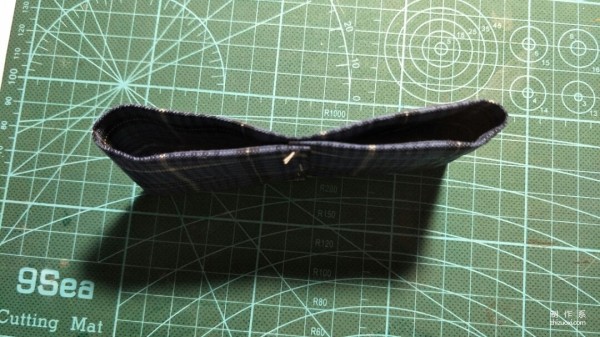 Fabric hand-making, a hand-making method of a jk bow tie double-layered bow