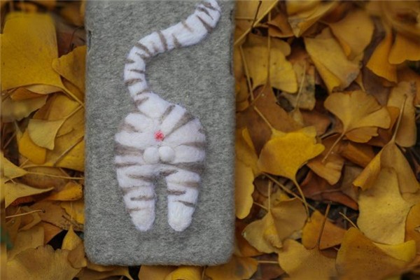 Cute cat back, small paws, cute handmade cute wool felt phone case