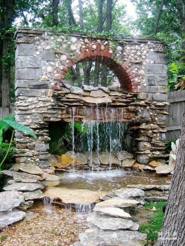 The wonderful interplay of water and wall is amazing!