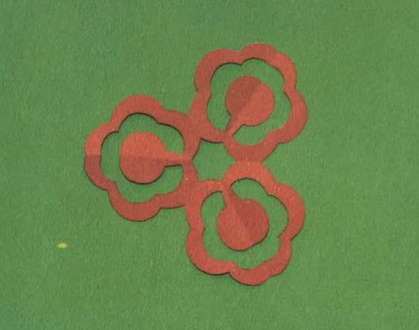 Steps to paper-cut plum blossom pattern How to cut plum blossoms