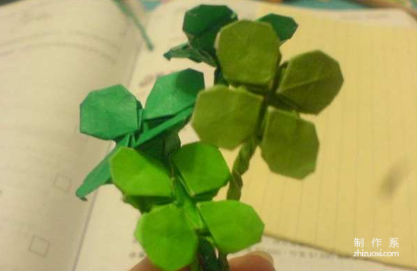 Paper art handmade origami art, clover long-handled four-leaf clover handmade origami illustrated tutorial