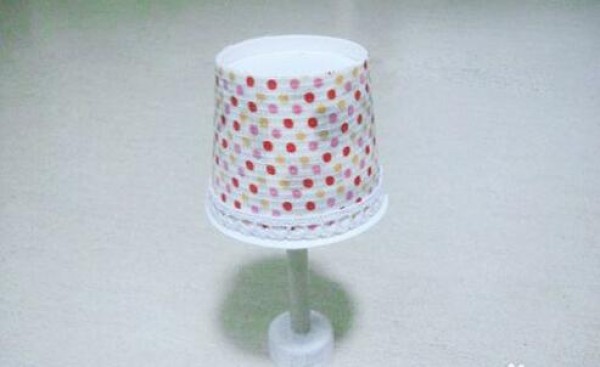 Use disposable paper cups to make exquisite small table lamps creative handicrafts