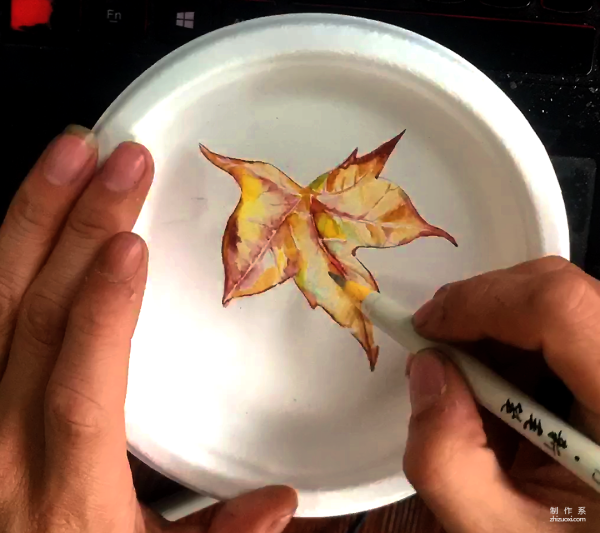 Children learn to draw, simple and interesting paper plate drawing maple leaf drawing process chart