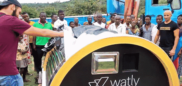 This small tent can solve the problems of drinking water and network coverage in poor areas