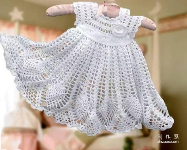 Mommy can crochet a skirt in just a few simple steps, making her baby look beautiful all summer long!