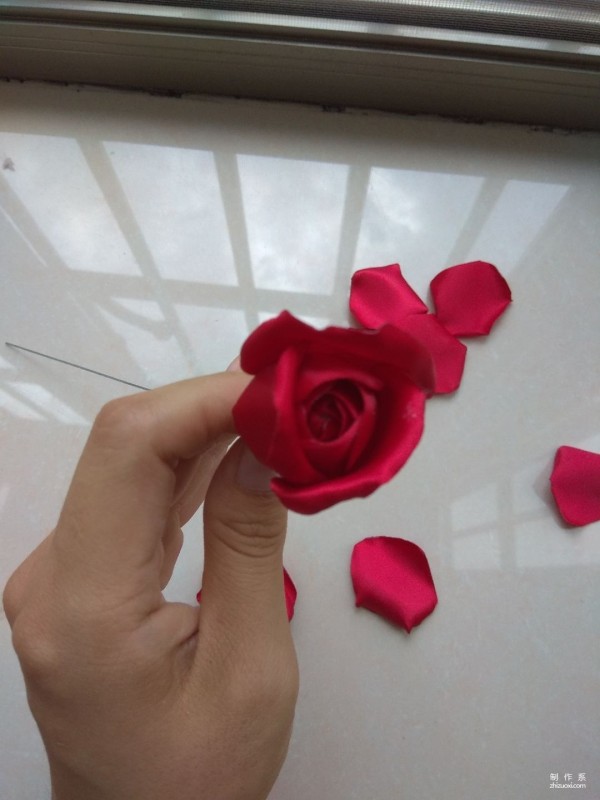 Handmade ribbons, handmade methods of burning beautiful roses on ribbons