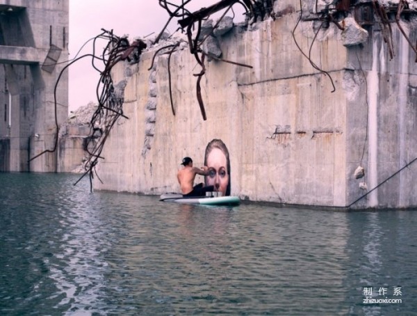 An American painter hand-painted a beautiful woman taking a bath on the exterior wall of an abandoned building