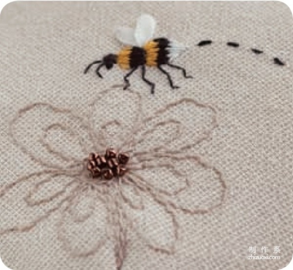 Teach you how to hand-make a beautiful DIY fabric coin purse with embroidery patterns of bees and flowers