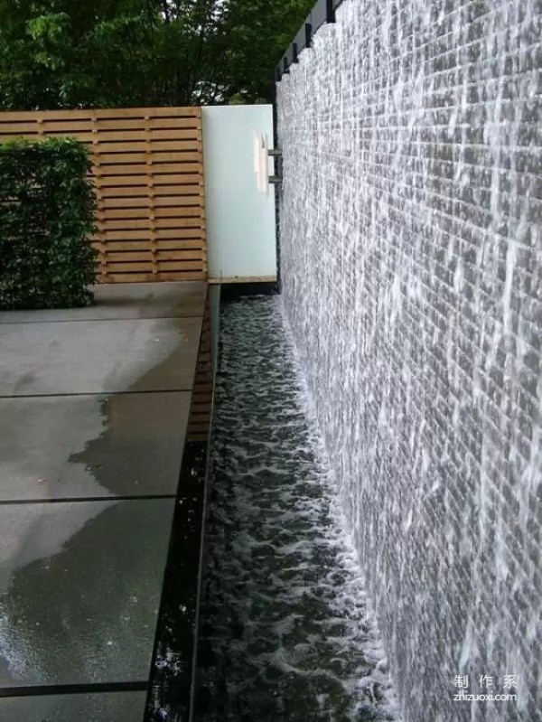 The wonderful interplay of water and wall is amazing!