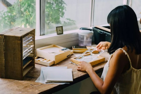 With this simple paper making machine, you can experience the fun of paper making at home