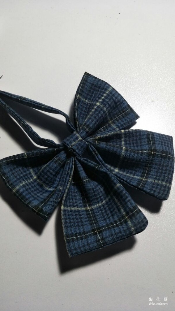 Fabric hand-making, a hand-making method of a JK bow tie with a short handle and a flat bow