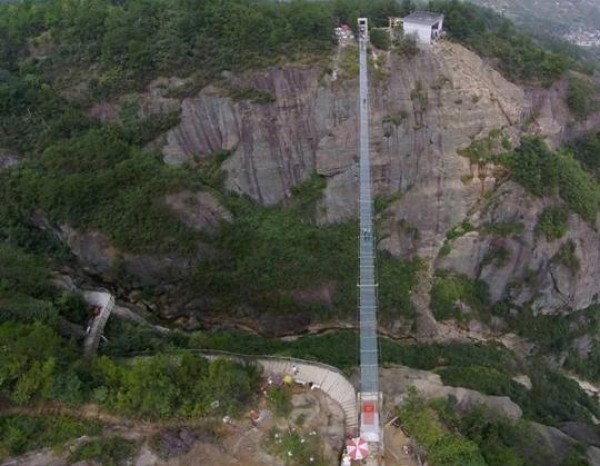 Do you dare to cross Pingjiang Shiniuzhai Glass Suspension Bridge?