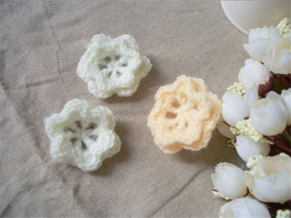 Cute little fresh handmade crochet DIY camellia wool brooch