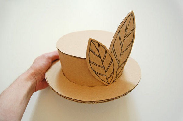 DIY tutorial on making children’s toy hats from corrugated cardboard