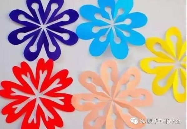 Paper cutting flower tutorial for kindergarten students