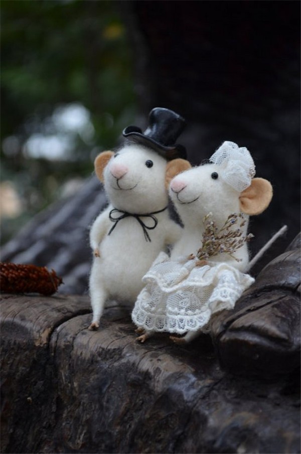 A creative work of a cute little mouse who loves reading made from handmade wool felt DIY