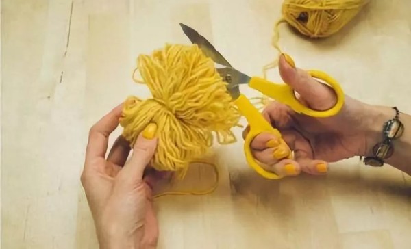 Simple method of making yarn ball pendants