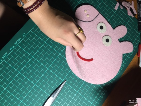 Handmade non-woven fabric handmade tutorial, cartoon Peppa Pig handmade fabric production method