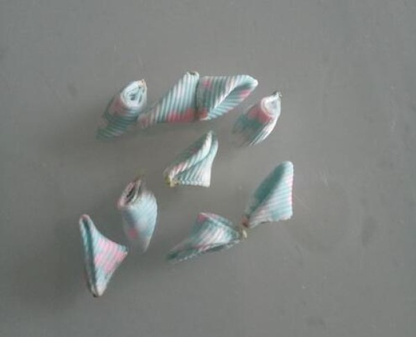 Make small flowers from pastoral pattern threaded ribbon