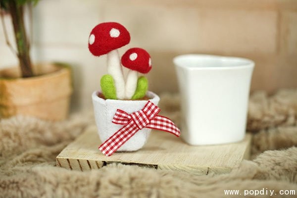 DIY potted mushrooms using wool felt