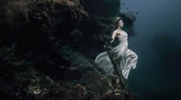 Super dreamy underwater wedding photos