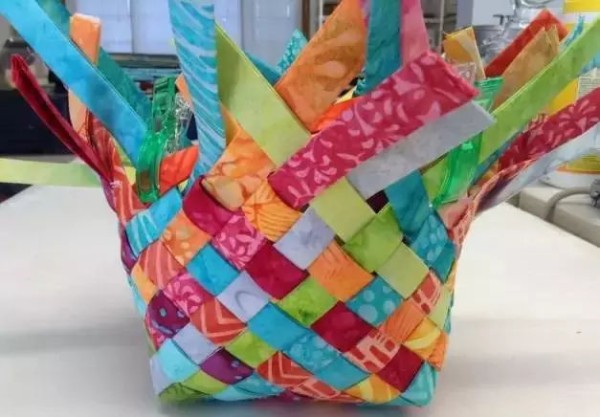 How to repurpose old clothes into woven baskets