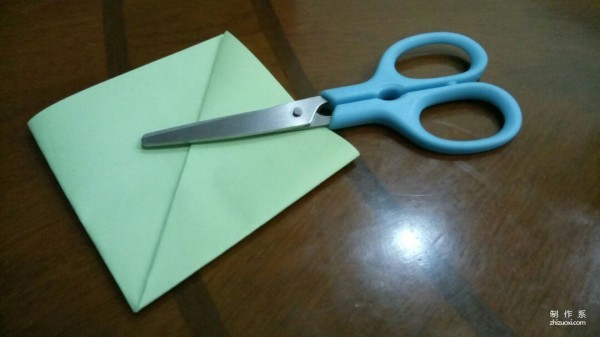 Children learn origami, simple DIY folding method of small foreign-style building for children.