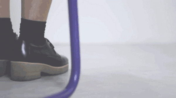 A chair that generates electricity by shaking its legs and has a USB port for charging mobile phones