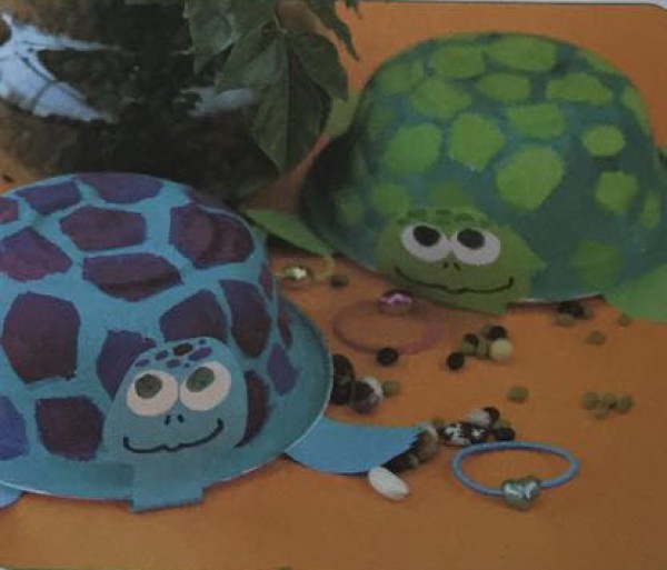 Use disposable paper bowls to make crawling turtles, simple and creative crafts