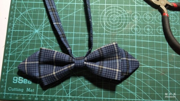 Fabric hand-making, a hand-making method of a jk bow tie double-layered bow