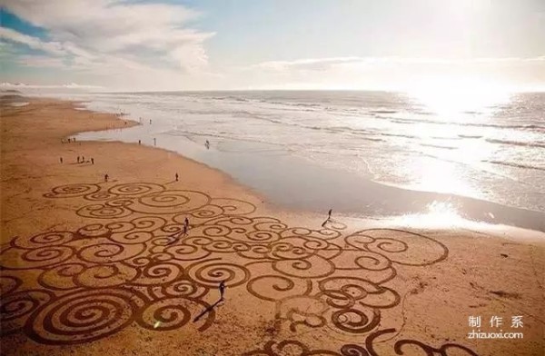 Have you ever seen the most beautiful beach painted with a rake?