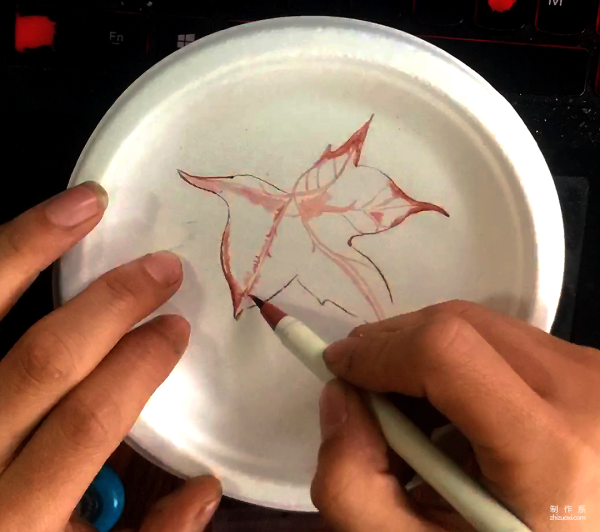 Children learn to draw, simple and interesting paper plate drawing maple leaf drawing process chart