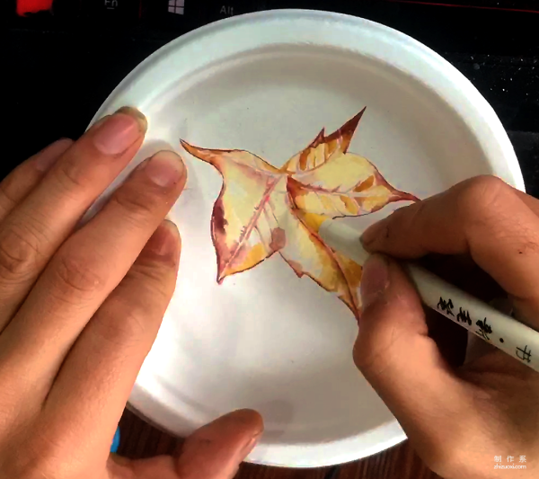 Children learn to draw, simple and interesting paper plate drawing maple leaf drawing process chart