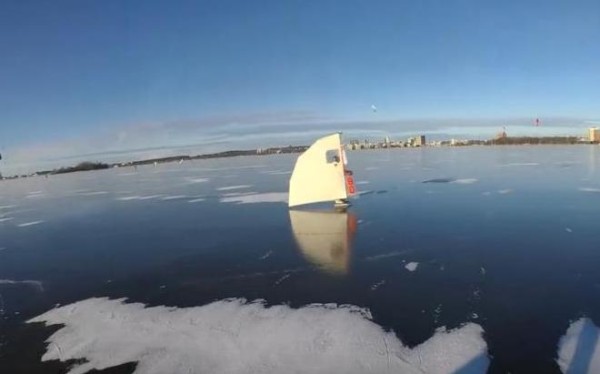 The worlds fastest skating speed, with a sail attached to the body, reaching a speed of 110 kilometers per hour