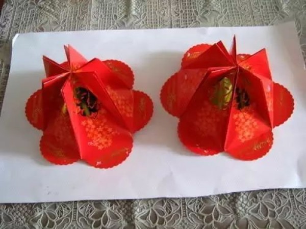 Simple and beautiful red envelope shell lantern illustration origami for Lantern Festival