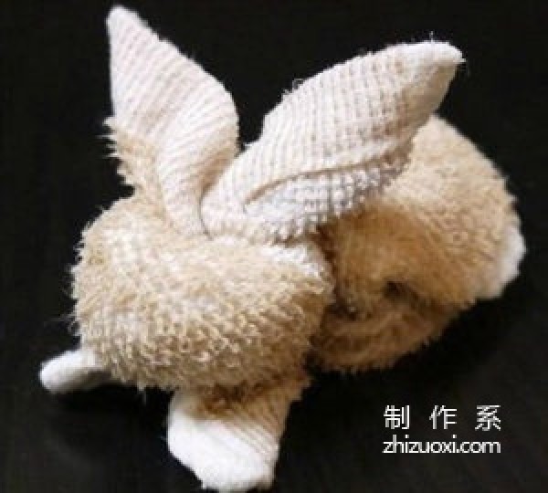 Simply find a piece of terry cloth and knit it, and you can easily transform into a cute little bunny.