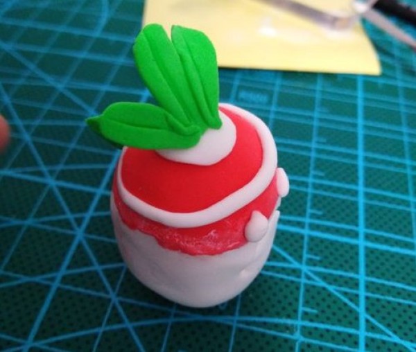 Using ultra-light clay to make the white radish from Plants vs. Zombies