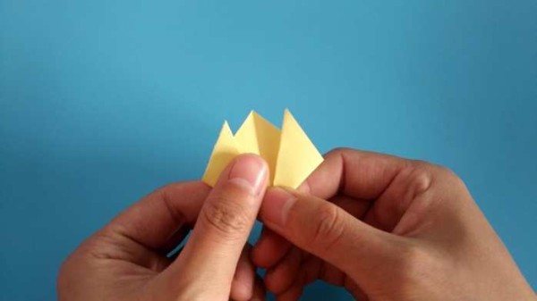 Simple and beautiful handmade origami. Illustrated tutorial on how to fold solemn and elegant tulips, flowers and leaves.