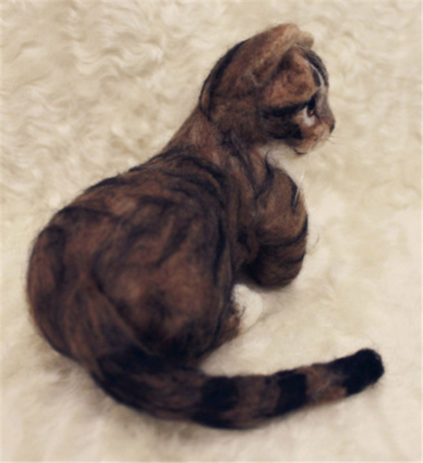 Wool felt handmade DIY works are elegant and cute cats